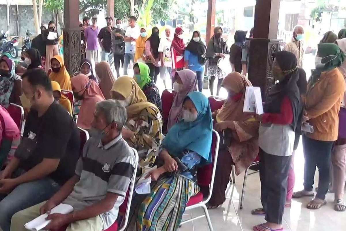 Sebanyak 178.296 KPM di Magelang mendapat bantuan pangan. Antrean panjang mewarnai penyaluran bantuan beras di Secang.
