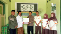 Siswa SMK Islam Secang menyerahkan donasi bencana NTT melalui LAZISNU MWC Secang sekaligus belajar kepedulian sosial