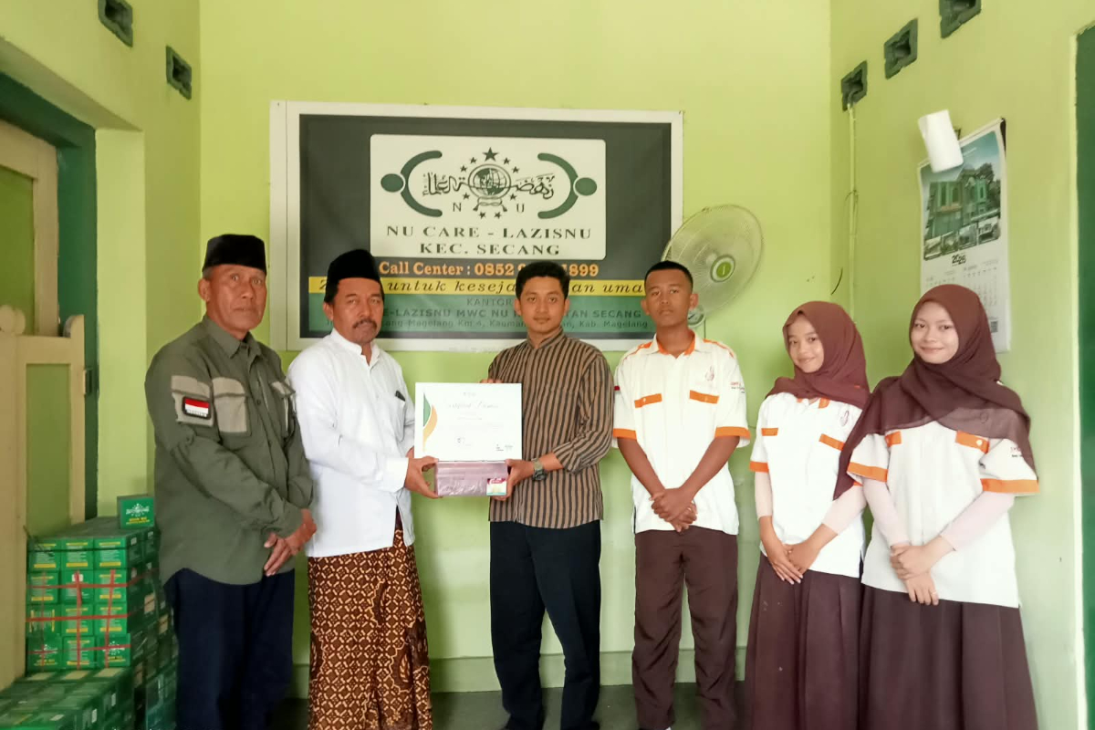 Siswa SMK Islam Secang menyerahkan donasi bencana NTT melalui LAZISNU MWC Secang sekaligus belajar kepedulian sosial